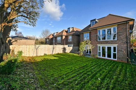 Family home on a gated development in the sought after Richings Park area, less than half a mile from the station. - Photo 4