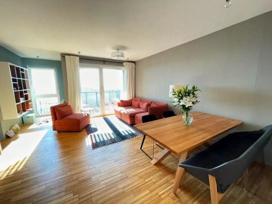 Hoch hinaus - Einzugsfertige 4-Zimmer Wohnung mit verzauberndem Ausblick - Photo 1