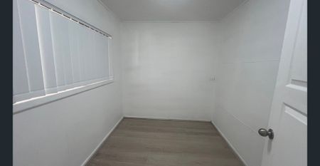 Fully Renovated 3 bedroom Home with 2 bedroom retreat - Photo 3