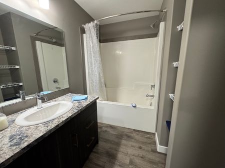 Beautiful 4 Bed 3.5 Bath Full House in Timberlands - Photo 2