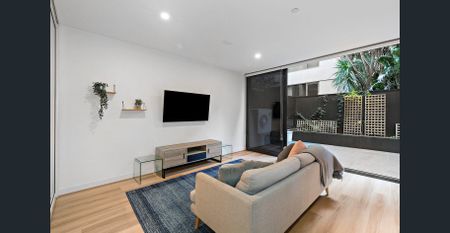 Contemporary space, chic style and spectacular courtyard! FULLY FURNISHED - Photo 2