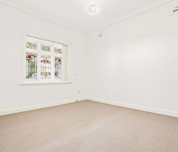 Immaculate Three-Bedroom Family Home with Gas Cook-Top, Double Carp... - Photo 5