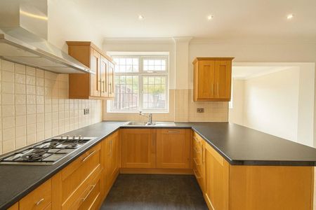 4 bedroom House To Let - Photo 3