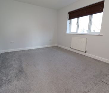 3 bedroom Semi-Detached House to let - Photo 3
