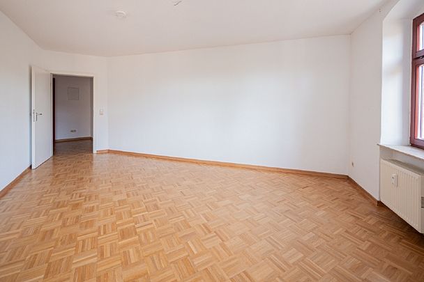 Helle Dachwohnung mit Parkett, EBK und Wanne. - Foto 1