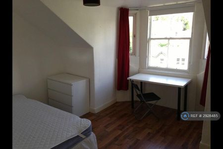 4 bedroom flat to rent - Photo 3