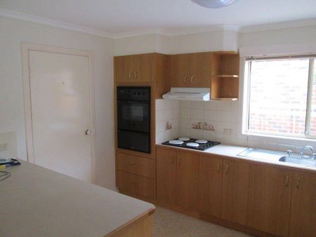 STYLISH, MODERN THREE BEDROOM TOWNHOUSE - APPLICATION PENDING - Photo 5