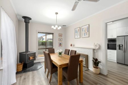 Renovated home close to city - Photo 3