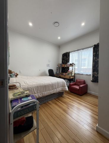 Warm & Spacious Family Home in a Fantastic Location - Photo 3