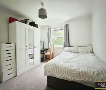 HOLLY HOUSE, BRENTWOOD - Photo 2