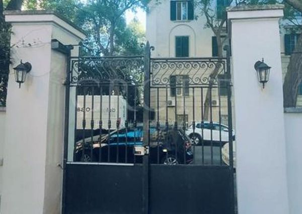 Monteverde Vecchio: Modern 2 bedroom, 2 bath, large living room, separate kitchen. Bright, silent, parquet floors, situated in lovely period building, excellent area, near park. Ref. 2364.