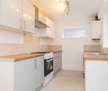 2 bed House - Mid Terrace To Let - Photo 2