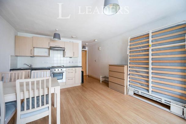 Studio to rent - Photo 1