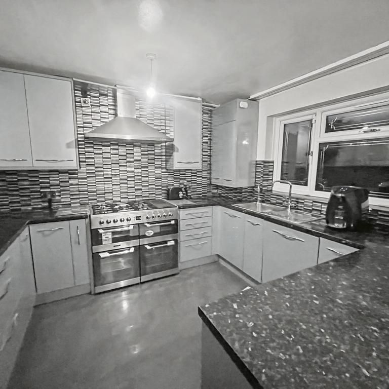 5 bedroom semi-detached house to rent - Photo 1