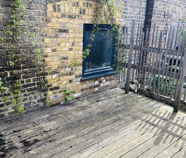 Newly Refurbished Flat with Private Outdoor Space and a Large Basement with 3 Additional Rooms - Photo 3