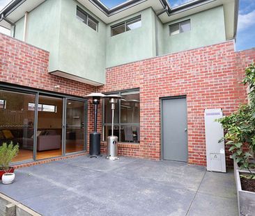 Stylish Contemporary Townhouse in Prime Essendon North Locale - Photo 4