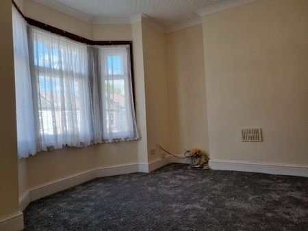 3 Bed Flat, Grosvenor Road, E6 - Photo 3
