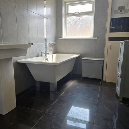 3 bedroom flat to rent - Photo 3