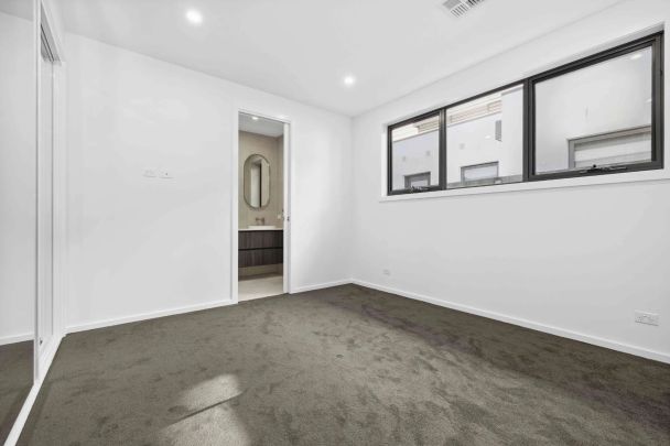 BEAUTIFUL FAMILY TOWNHOUSE IN PRIZED LOCALE! - Photo 1