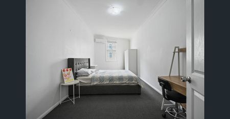 Spacious Three Bedroom Apartment In Prime Petersham Location - Photo 2