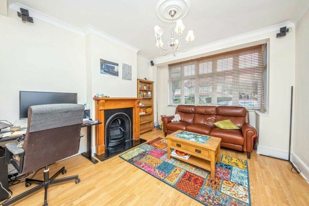 Stoneleigh Avenue, Worcester Park, KT4 - Photo 1