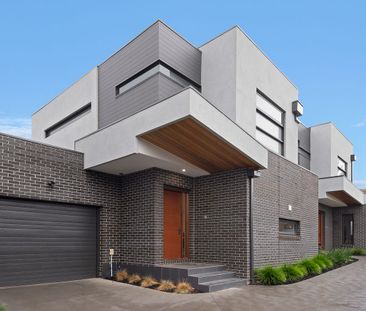 STUNNING TOWNHOUSE - Photo 4