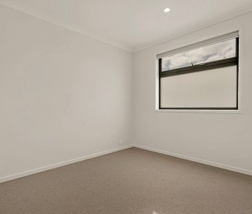 Modern Three-Bedroom Townhouse in a Prime Craigieburn Location! - Photo 4