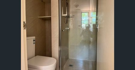 Renovated 3 Bedroom Town House | Double Lock Up Garage - Photo 2