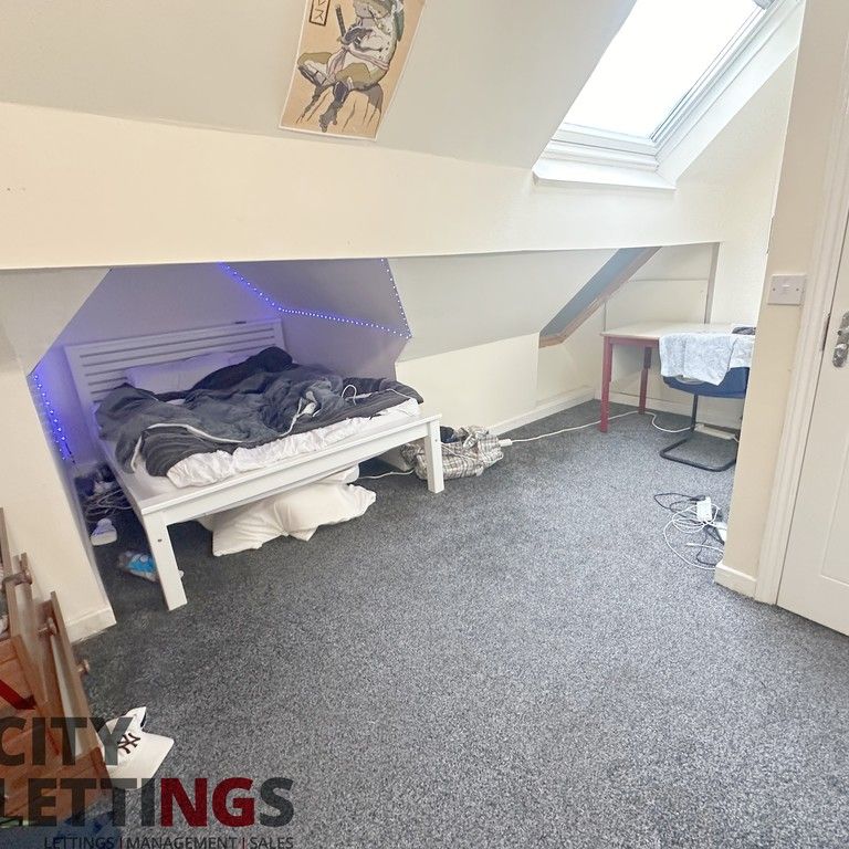 8 Bedroom Semi-Detached House - Photo 1