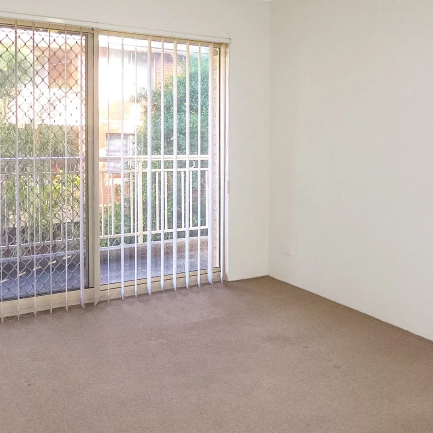 SPACIOUS & WELL PROPORTIONED 2-BEDROOM CLOSE TO SHOPS/STATION! - Photo 1