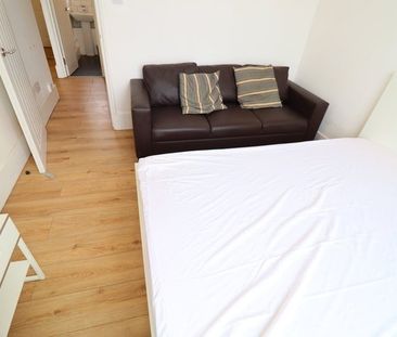 Room in a Shared Flat, Auckland House, W12 - Photo 1