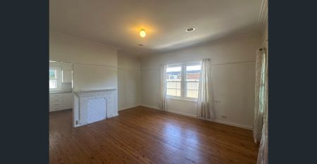 Cozy 3-Bedroom Home in Central Bathurst - Photo 3