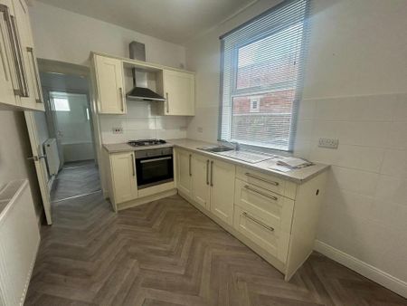 3 bedroom end of terrace house to rent - Photo 3