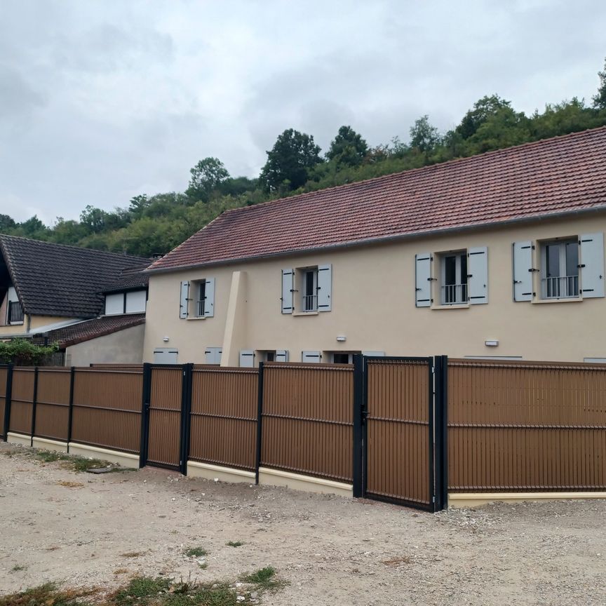 Appartement 4 pièces en duplex avec jardin privatif et 2 stationnements. - Photo 1