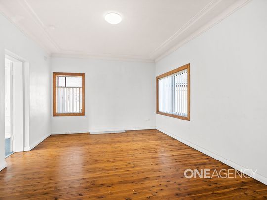 COMFORTABLE THREE-BEDROOM HOME IN ALBION PARK - Photo 1