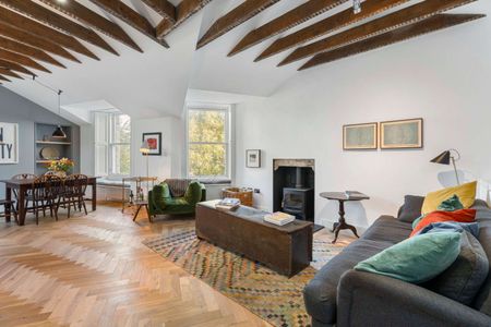 Beautifully Renovated and Rarely Available One-Bedroom Mews House on Carlton Terrace Mews - Photo 2