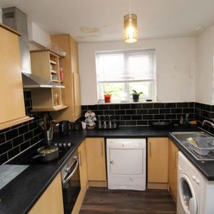 Furnished room available in this four bedroom house share in Soundwell! Bills and furniture included, please contact us for more details... - Photo 2