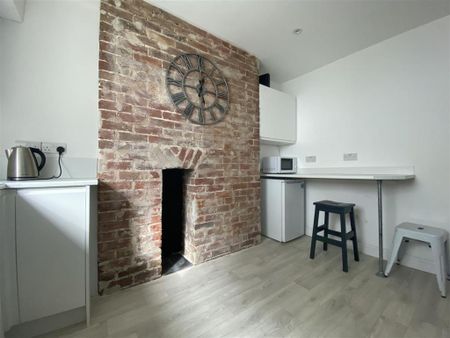 1 bedroom in a house share to rent - Photo 3