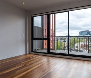 BRIGHT & SUNNY GEM IN FOOTSCRAY HUB - Photo 1