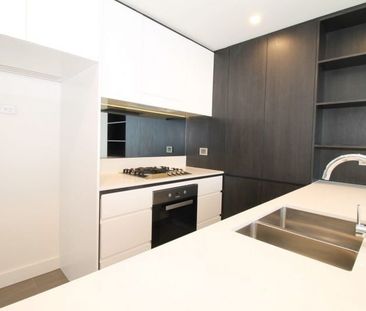 Large study | Large bedroom - Photo 1