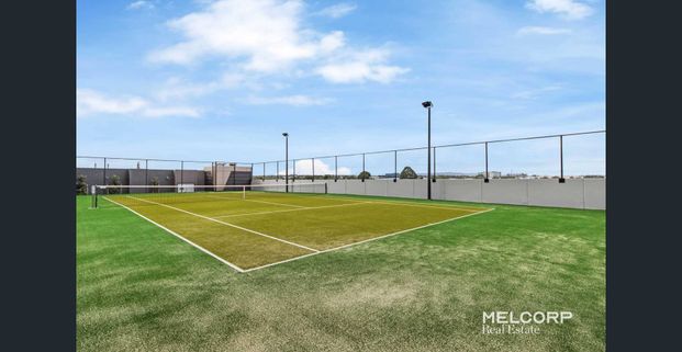 STYLISH COMFORT IN A PRIME LOCATION - UNFURNISHED - Photo 1