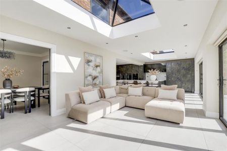 5 bedroom Detached house to rent - Photo 2