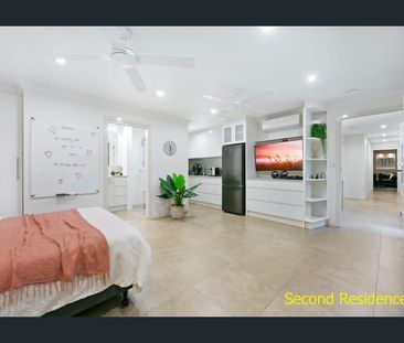 Luxury Family Living in the Heart of Robina Waters - Photo 1