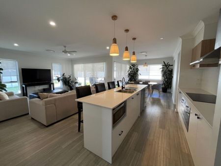 Stunning Large 4 Bedroom Home on Large Block - Photo 3