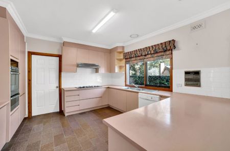 Lovely (5 Bedroom) Family Home in Vermont South - Photo 5