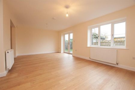4 bedroom detached house to rent - Photo 3