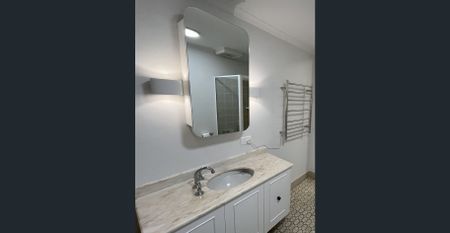 Serene, Impeccably Renovated Sanctuary with Harbour Views - Photo 5