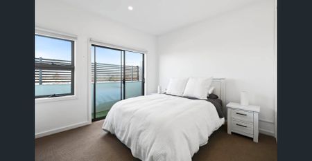 Spacious, sun-lit apartment in Murrumbeena - Photo 4