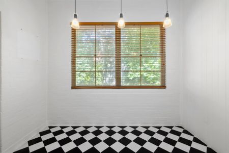 Elegant Art Deco Apartment with Sunroom and Leafy Outlook - Photo 2