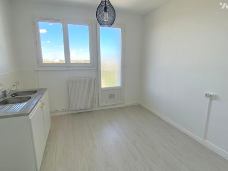 LUCE – 10MN. GARE DE CHARTRES, BEAU 2 PIECES 8ème ETAGE PLACE DE PARKING ET CAVE - Photo 2